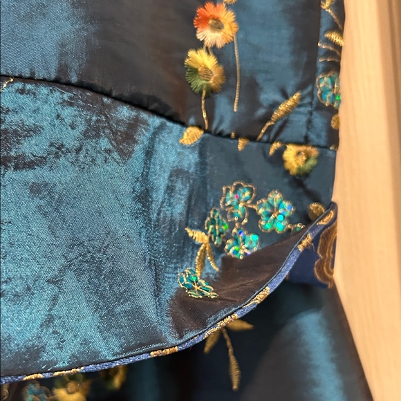 Floral Embroidered Women's Jacket - Picture 4 of 8